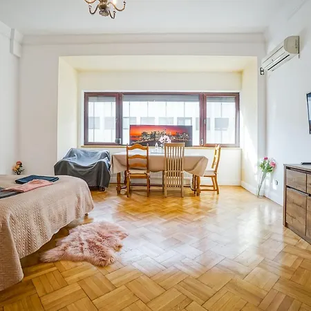 Victoriei Yellow Apartment *